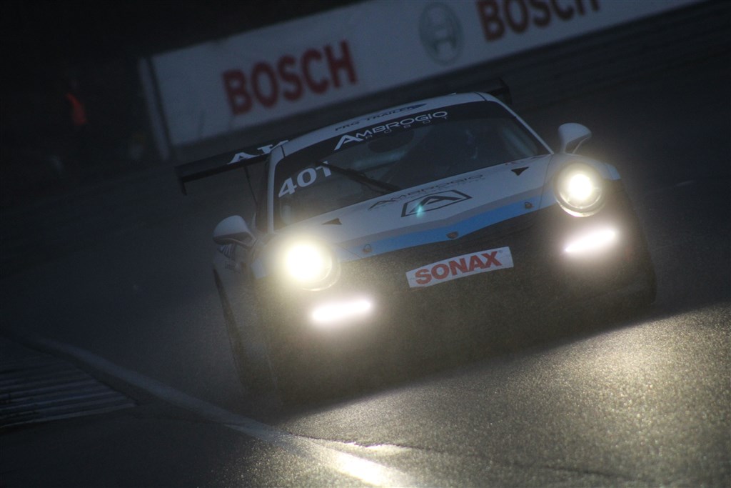 Michael Bergmann kunne glæde sig over de effektive lygter på Porsche raceren, da banen var umådelig mørk at finde rundt på i finaleheatet.
(Foto: JJ Media)